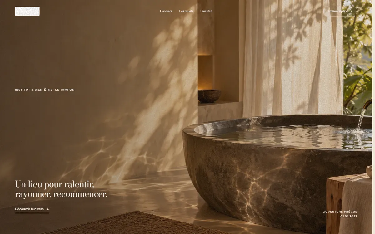 Page d’accueil d’un institut de beauté&nbsp;: baignoire en pierre dans une lumière chaude, titre «&nbsp;Un lieu pour ralentir, rayonner, recommencer.&nbsp;» Logo masqué.